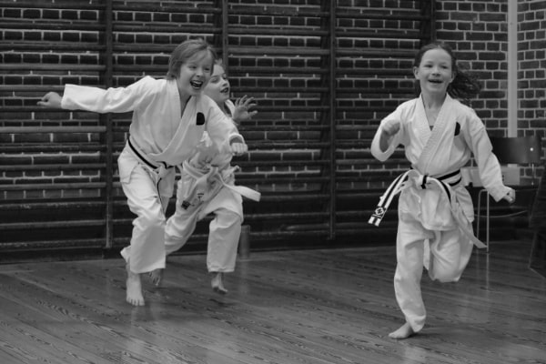 Børn fra syv år er velkomne på børneholdene. Karate indeholder mange motoriske elementer, som koordinerede bevægelser og balance