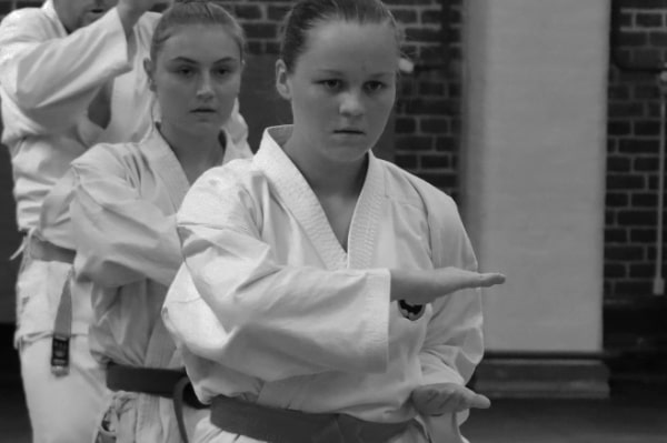 Karate er individuel holdtræning, hvilket betyder at alle kan være med, idet man har fokus på sin egen udvikling