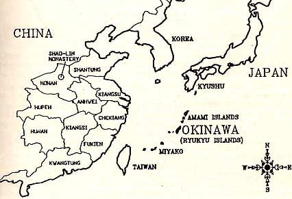 Okinawa er en ø‑gruppe, der ligger mellem Kina og Japan, hvor det vi i dag kender som karate, har sin oprindelse